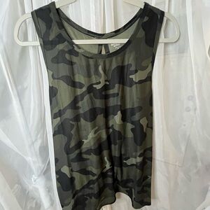 PreLoved in Excellent condition Old Navy Green Camo Tank Top in Sz(XL)